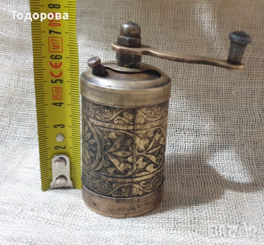 Старинна малка месингова мелничка за подправки, снимка 4 - Антикварни и старинни предмети - 53963015