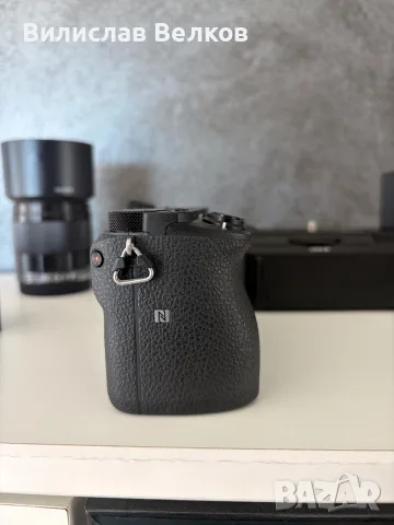 Продавам Sony a6500 + Обектив 50mm f/1.8 + Грип и екстри (Само 5076 кадъра!), снимка 4 - Фотоапарати - 55511157