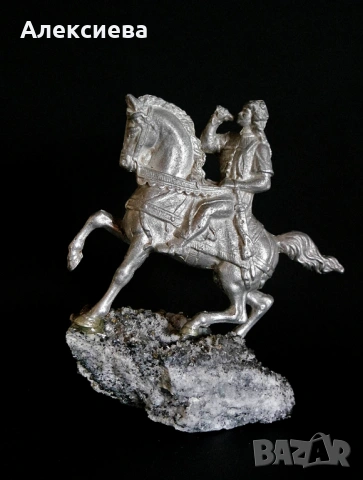 Конник, скулптура върху скъпоценен минерал