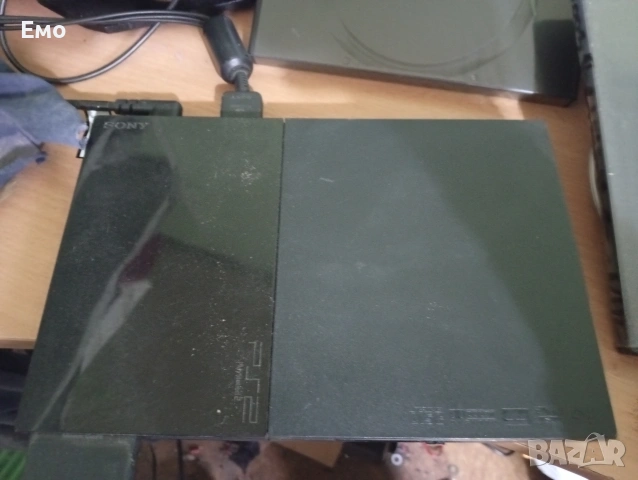 Продавам конзола Playstation 2 с два джойстика,кабели и мемори карта