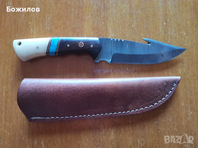 Красив ловен нож от многослойна дамаска стомана,дръжка месингови елементи,камилска кост и орех 62 €