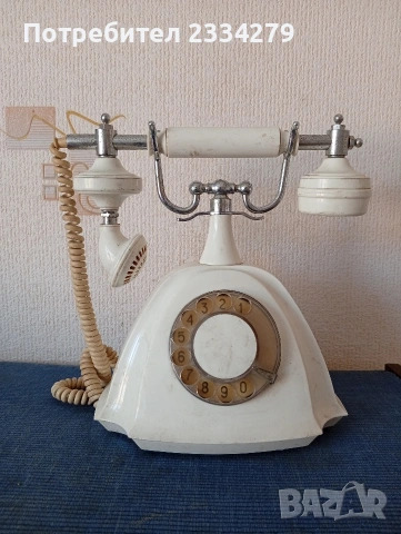 Стар ретро телефон от 80години.