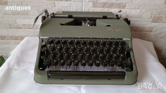Стара пишеща машина Olympia SM2 - Made in Germany - 1950" година, снимка 2 - Антикварни и старинни предмети - 54629059