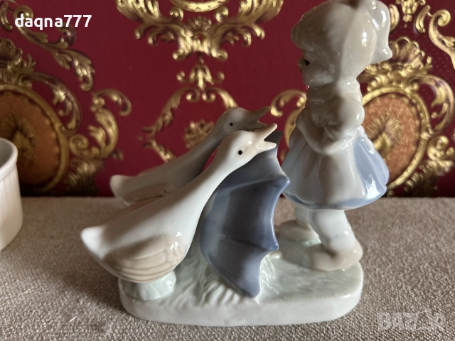 Порцеланова фигурка Germain Handgemalt Майка Гъска и Момиче с Чадър