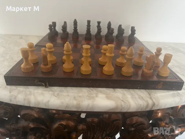 Шах с дървени фигури