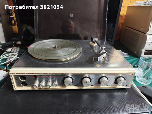 Продавам работещ винтидж грамофон Quelle Universum FV 5517