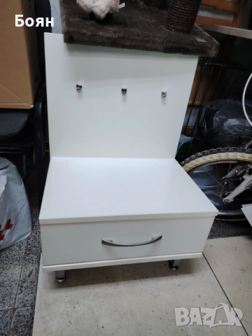 Две бели Нощни шкафчета 