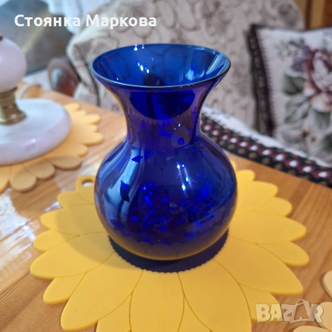 Синя стъклена вазичка