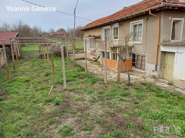 Продавам двуетажна тухлена къща, снимка 2 - Къщи - 55003513