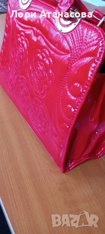 Лачена червена чанта среден размер с две дръжки и дълга дръжка , снимка 3 - Чанти - 54015483