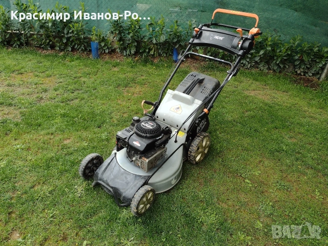 Бензинова самоходна косачка с кош