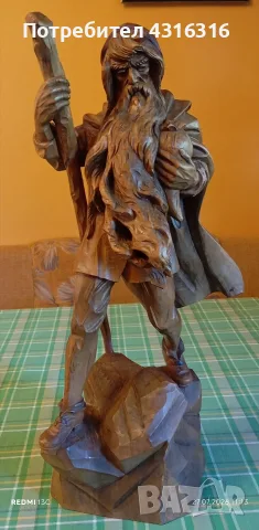 Стара дървена фигура