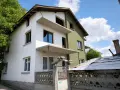 Просторна триетажна къща с голям двор и панорамна гледка към Рила – с. Червен брег, снимка 1