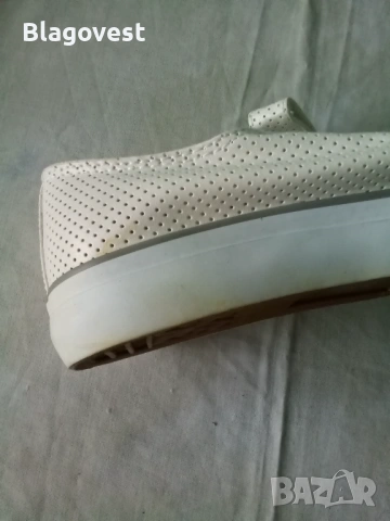 Нови кецове, но леко дефектни