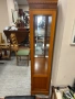 Витрина със стъклени страни и дърворезба., снимка 3