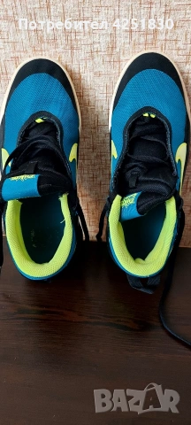 Продавам оригинални маратонки Nike Team Hustle D Размер: 37.5 (23.5 см), снимка 3 - Детски маратонки - 55243226