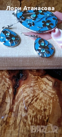 Елегантен Комплект Бижута: Обеци и Колие от Цинкова Сплав с Синьо-Лилав Флорален Принт, снимка 3 - Бижутерийни комплекти - 54008462