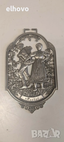 Плакет за стена