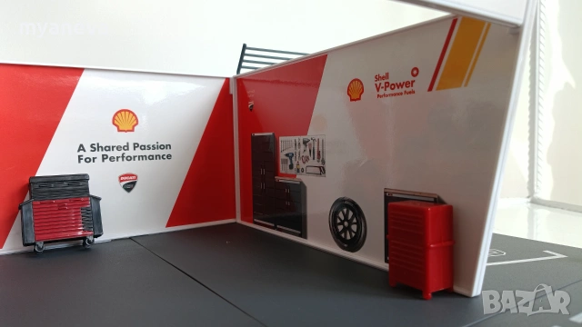 Bburago Ducati Pit-Box  (Shell V-Power) , сглобяема конструкция на бокс с писта за колички и мотор. , снимка 4 - Коли, камиони, мотори, писти - 55252092