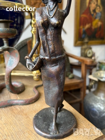 Африканска бронзова скулптура на жена с гърне на главаа. №8081, снимка 7 - Антикварни и старинни предмети - 54081071