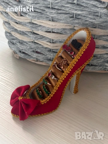 Ръчно изработена поставка за бижута – елегантна обувка на ток 