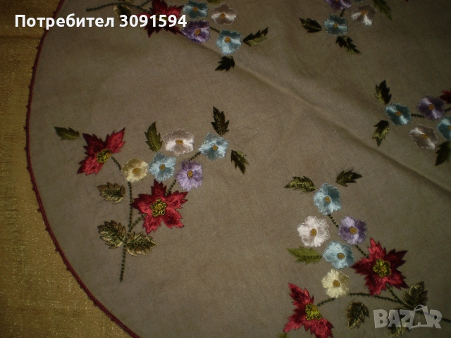 Винтидж  ретро покривка за маса с бродирани  цветя диаметър 72 см