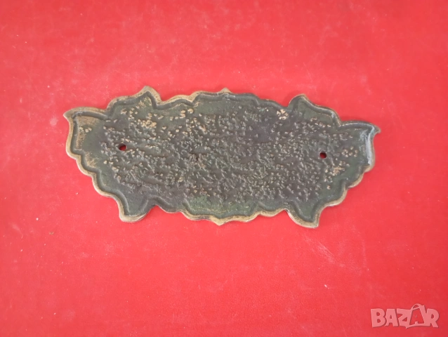 Стара месингова апликация.