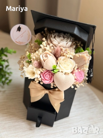 Букет с цветя от соев восък в кутия за абитуриент - черна шапка 