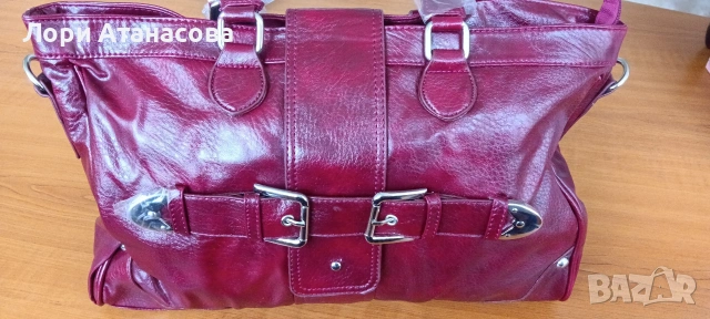 Модерна дамска чанта, изработена от висококачествена еко кожа в цвят бордо.