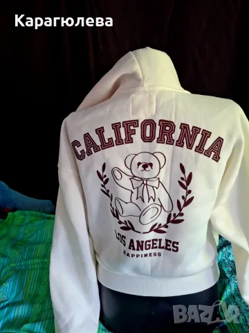Къс бял колежански суитшърт с качулка и принт мече, като нов Los Angeles California, снимка 3 - Суичъри - 55684254