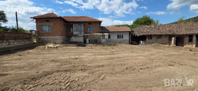 Къща с жилищна пристройка, равен двор и стопански постройки в с. Острица, снимка 9 - Къщи - 55393223