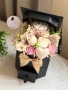 Букет с цветя от соев восък в кутия за абитуриент - черна шапка , снимка 1