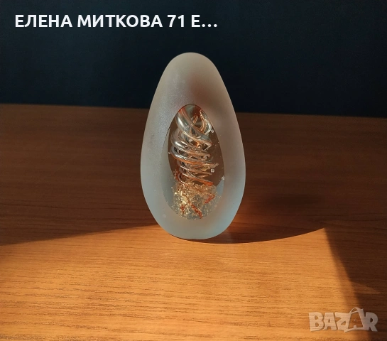 Декоративна статуетка яйце от художествено стъкло тип Мурано