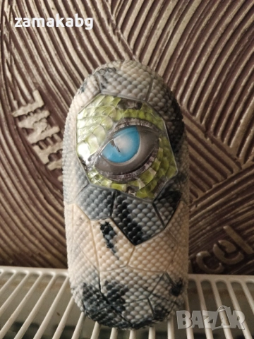 Интересна кутия за динозавърско яйце с впечатляващ дизайн, висока 14 см. Много добре запазени.