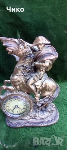 Красив часовник със стойка, снимка 2 - Антикварни и старинни предмети - 54115828