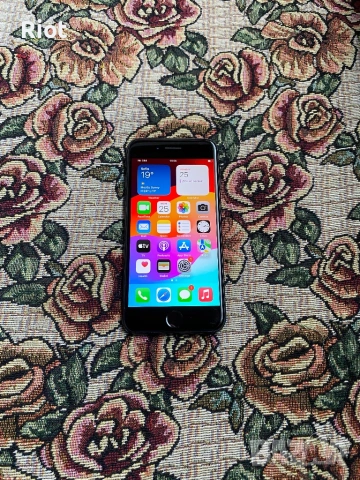 Продавам iPhone SE 2 2020
