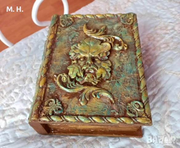 Ръчно декорирана дървена кутия 