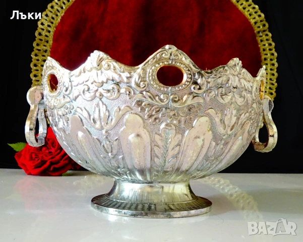 Посребрена фруктиера Enesco,пиедестал,орнаменти. 