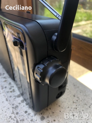 Запазено Преносимо радио -Panasonic RF-2400 , снимка 2 - Радиокасетофони, транзистори - 55669347