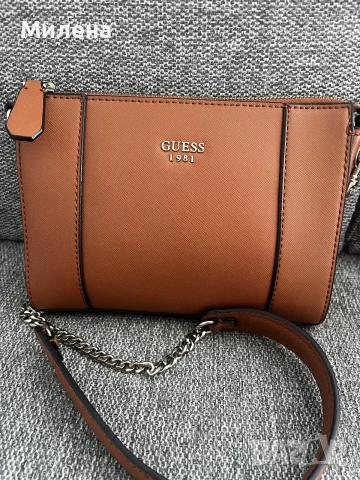 Чанта Guess в кафяво, с дълга дръжка