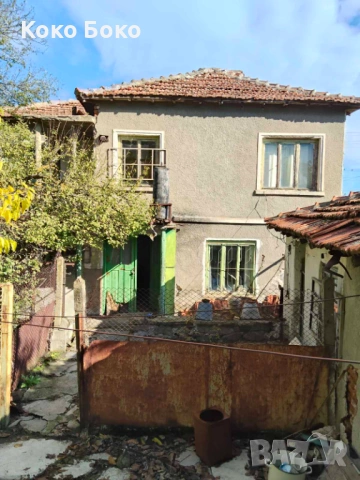 Собственик продава слънчева двуетажна къща с двор в емблематичното село Войника, снимка 2 - Къщи - 54511483