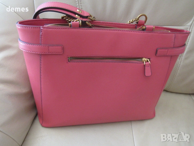 Оригинална дамска чанта GUESS от еко кожа в цвят корал, снимка 3 - Чанти - 55237413
