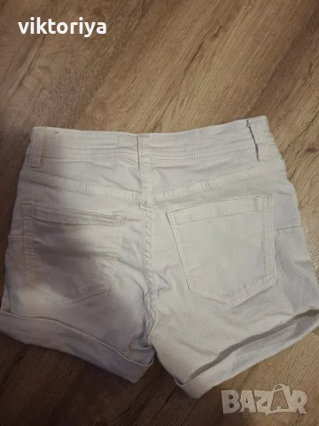 Бели къси дънки Bershka, снимка 2 - Дънки - 55409179