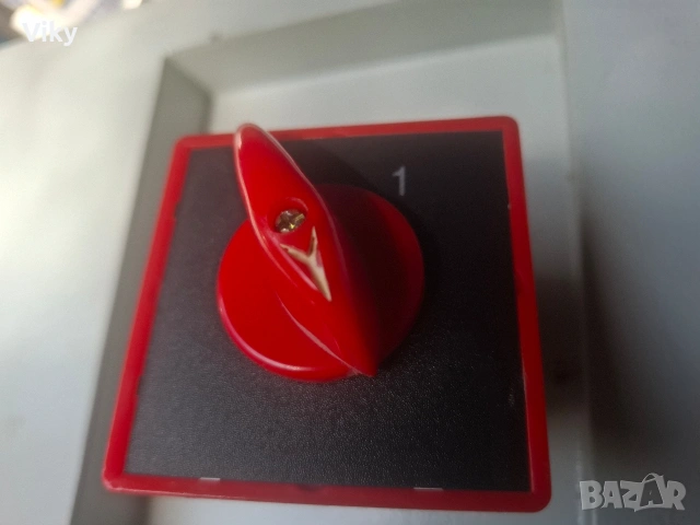 двупозиционен превключвателChint 380v 40a Hz5-40/7.5 , снимка 16 - Резервни части за машини - 54820312