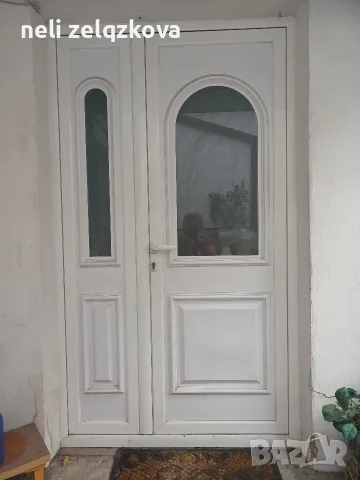 Входна ПВЦ врата с стъклени панели 