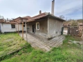 Продавам имот в тихо и спокойно село , снимка 2
