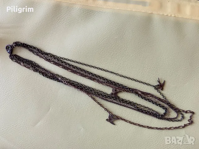 Многослойно винтидж колие с висулки във формата на летящи лястовици.