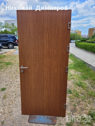 Продавам дървена входна врата с каса   206х92,5х4 см