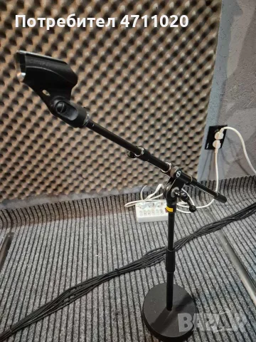 Масивна стойка за микрофон K&M с държач Shure