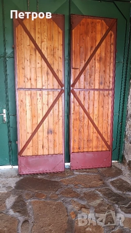 Продавам двукрила плътна врата от винкел, ламарина и чамова ламперия